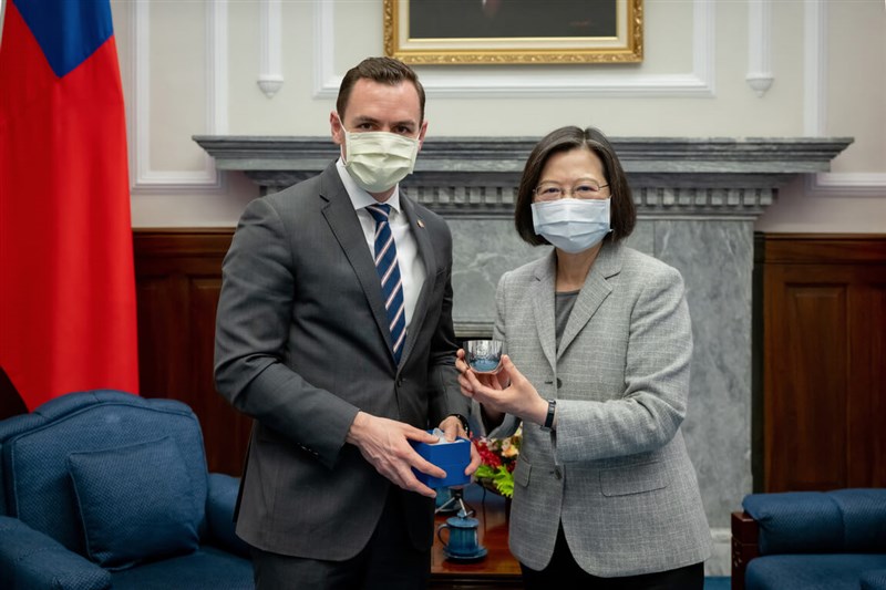 美國眾議院「中國問題特別委員會」主席蓋拉格(Mike Gallagher)(左)上週密訪台灣,晉見總統蔡英文(右)並合影。(中國問題特別委員會提供)中央社記者徐薇婷華盛頓傳真 112年2月24日