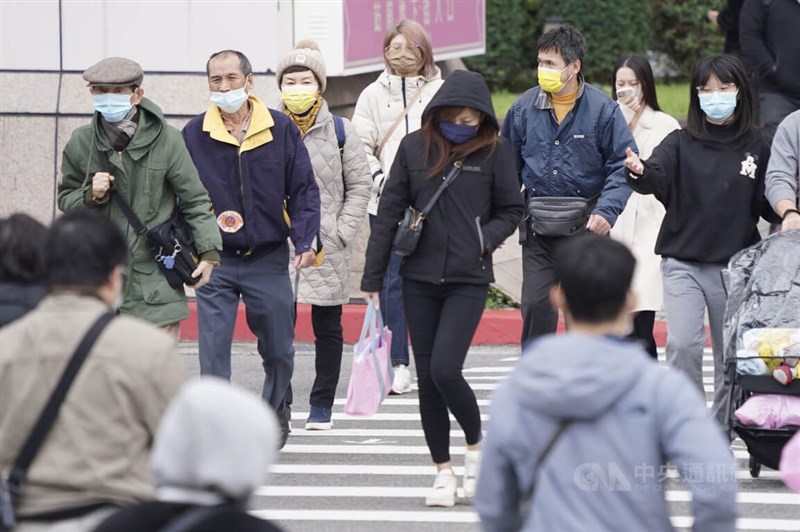 強烈大陸冷氣團24日晚間至26日影響台灣，氣象局發布8縣市低溫特報及燈號。圖為民眾穿著禦寒衣物走在台北市中正區街頭。（中央社檔案照片）