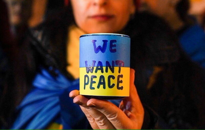 圖為紐約民眾23日手持「我們想要和平」的藍黃蠟燭，表達對烏克蘭的支持。（路透社）
