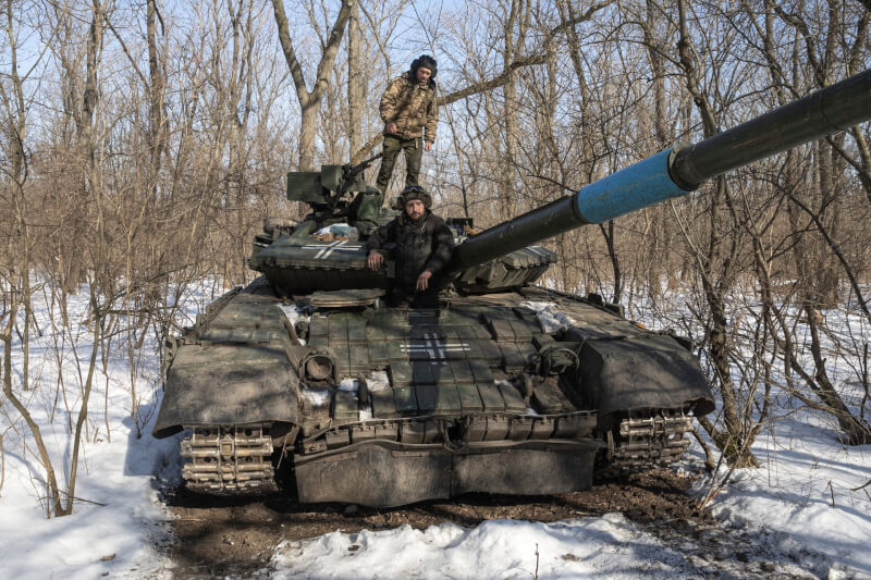 圖為23日烏克蘭軍人站在T-64坦克車頂部。（路透社）