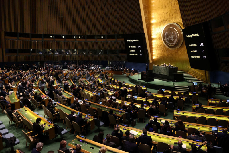 聯合國大會23日以壓倒性票數通過，要求俄羅斯立即且無條件從烏克蘭撤軍。（路透社）