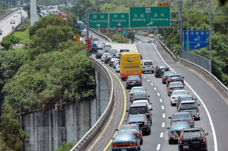 228連假25日起展開，高速公路局預估7個國道路段易塞車。圖為國5南向路段湧出遊車潮。（中央社檔案照片）
