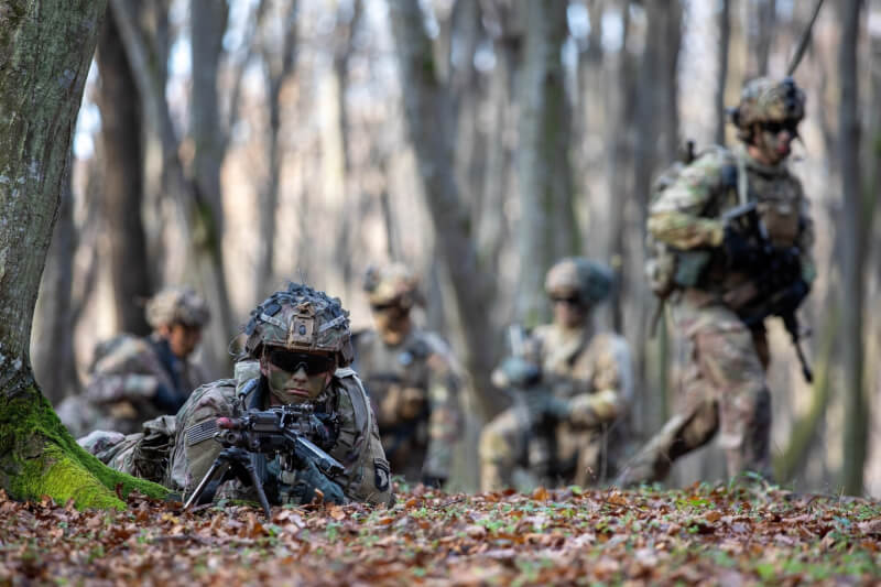 華爾街日報報導美軍將大幅擴大在台駐軍人數，計劃未來幾個月派駐100至200名軍人。圖為美軍攻防戰術訓練。（圖取自facebook.com/USarmy）