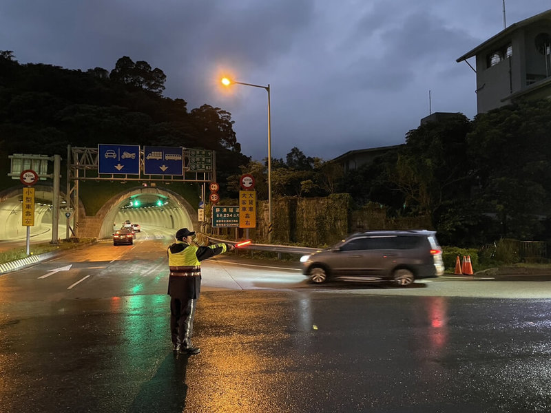 228連假首日，蘇花路廊蘇澳端25日清晨起湧現南下車潮，警方已於蘇澳市區及沿線易壅塞路段加強交通疏導。（警方提供）中央社記者沈如峰宜蘭縣傳真  112年2月25日