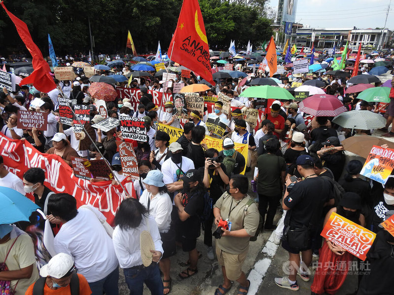 37年前的2月25日，菲律賓人民不流血推翻馬可仕政權，但小馬可仕2022年當選總統，上千名菲國民眾25日上街頭訴求人權和反專制再起，並期待政府改善人民生計。中央社記者陳妍君馬尼拉攝  112年2月25日