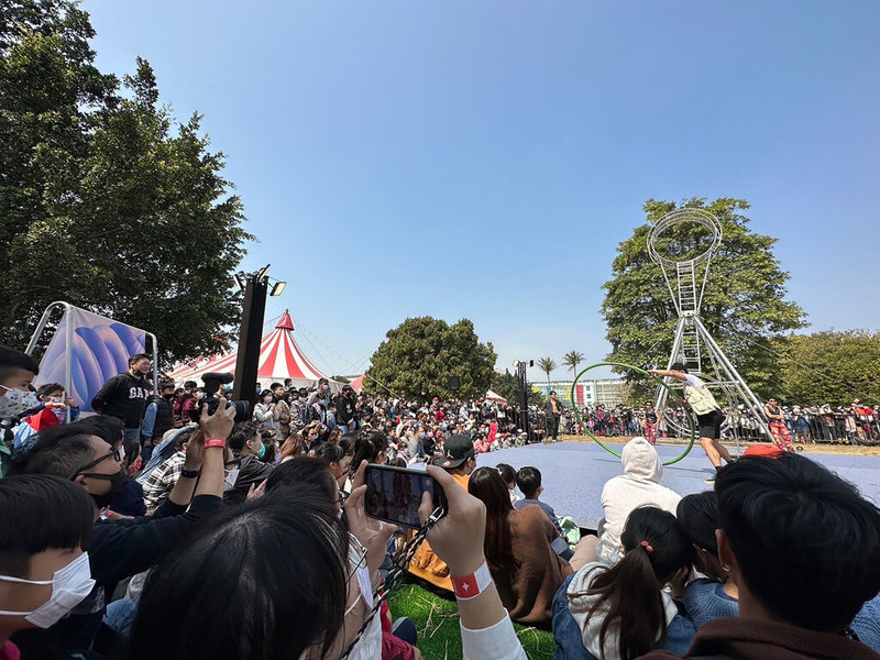 第一屆「FOCASA馬戲藝術節」在台南水交社文化園區進行中，將持續至228連續假期結束，吸引大批人潮到場參與，欣賞精彩演出。（台南市政府提供）中央社記者張榮祥台南傳真  112年2月25日