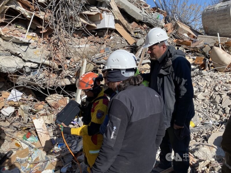 土耳其近2000萬民眾受到6日強震影響，16萬多座建築物倒塌或嚴重受損。圖為台灣搜救隊與土國阿德亞曼省人員合作進行救援作業，攝於2月11日。中央社記者鍾佑貞伊斯坦堡攝 112年2月25日