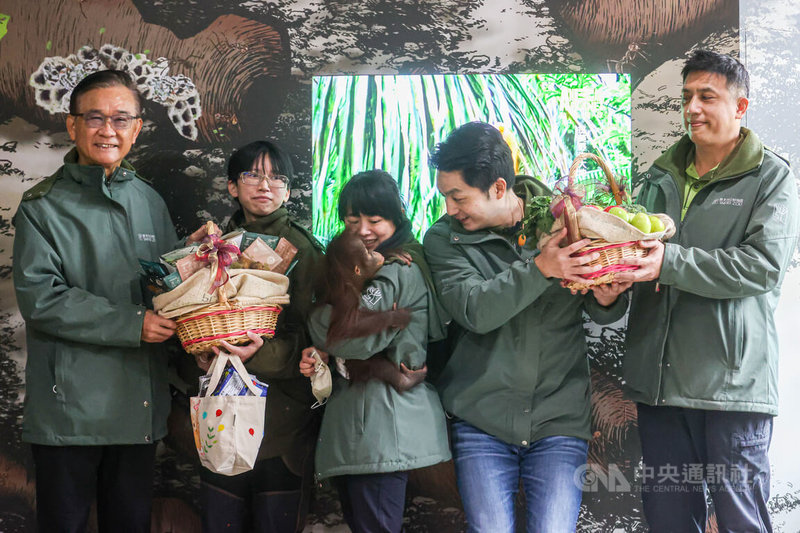 台北市長蔣萬安（右2）25日前往台北市立動物園，照顧紅毛猩猩寶寶「秀彩」，並呼籲社會大眾一起支持瀕危野生動物保育。中央社記者鄭清元攝  112年2月25日