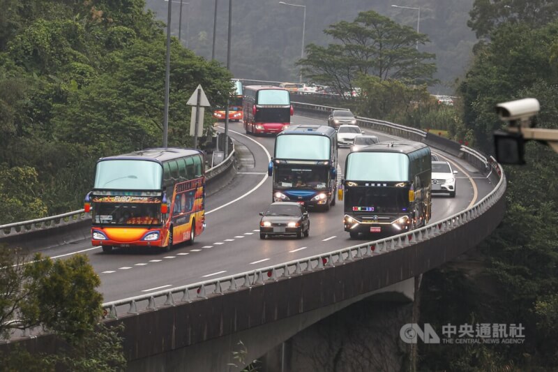 228連假首日，交通部公路總局預估，省道主要幹道及部分景點路段將陸續湧現返鄉及出遊車潮。圖為國道5號石碇至坪林路段25日上午開始出現車流，交通大致順暢。中央社記者鄭清元攝 112年2月25日