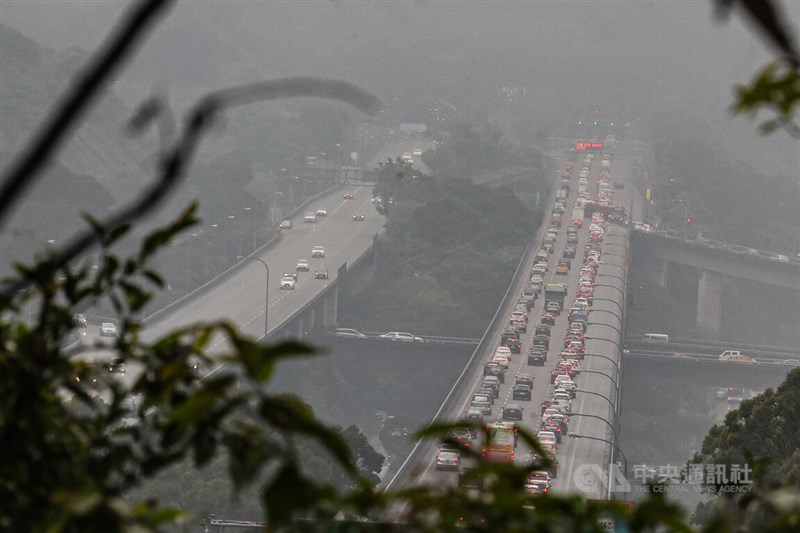 228連續假期首日，各地湧現出遊車潮，國道3號木柵路段25日上午車流湧現，一度造成壅塞。中央社記者鄭清元攝 112年2月25日