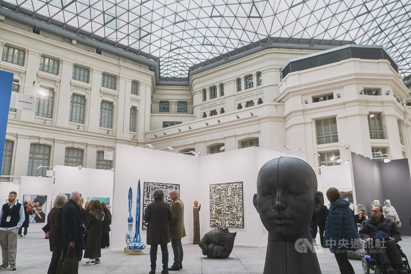 2月最後一週是馬德里的「藝術週」，許多藝術展覽集中在這週舉辦。「Art Madrid馬德里藝術博覽會」在馬德里西貝萊斯宮的水晶畫廊（Galería de Cristal del Palacio de Cibeles）舉行。中央社記者胡家綺馬德里攝  112年2月25日