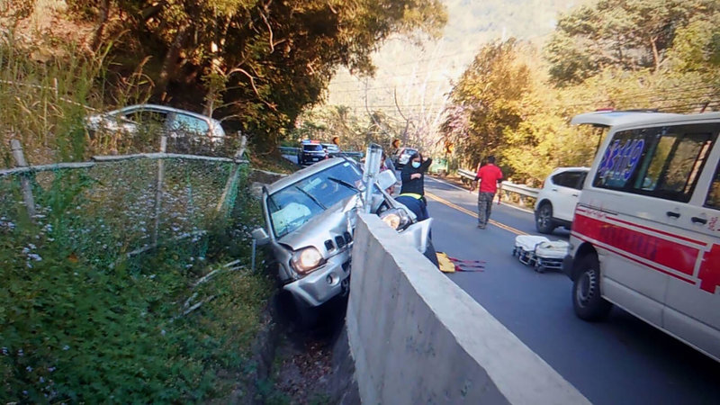 阿里山鄉台18線64.8k處附近24日下午發生車禍，警消到場發現一輛自小客車撞上水泥護欄，車內男性駕駛已無呼吸心跳，送醫不治；經查發現死者為阿里山鄉民代表梁宗賢，確切肇事原因仍待釐清。（警方提供）中央社記者蔡智明傳真  112年2月25日