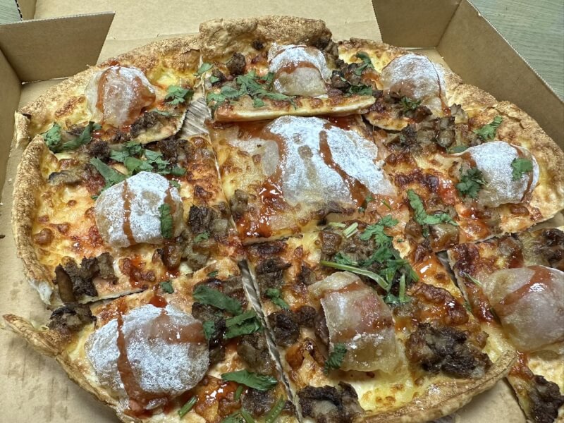 披薩業者推出肉圓披薩，引發網友熱議。（圖取自facebook.com/smilefangfang）