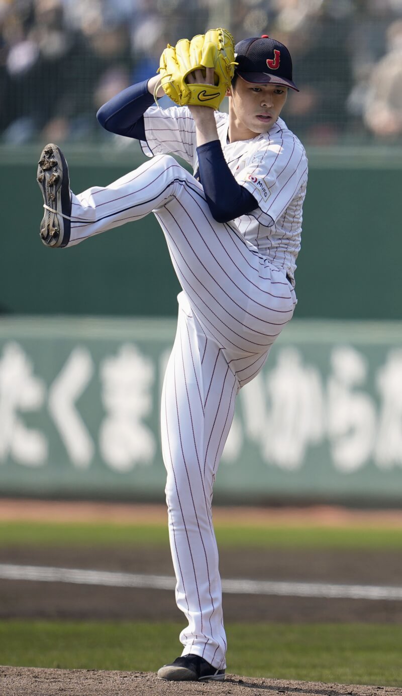 世界棒球經典賽日本代表隊25日與日職軟銀鷹隊打熱身賽，佐佐木朗希擔任先發投手飆出162公里球速。（共同社）