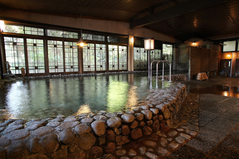 日本福岡縣百年溫泉旅館的大浴池一年只換兩次水，被檢測出細菌含量超標3700倍。（圖取自「二日市溫泉大丸別莊」網頁daimarubesso.com）