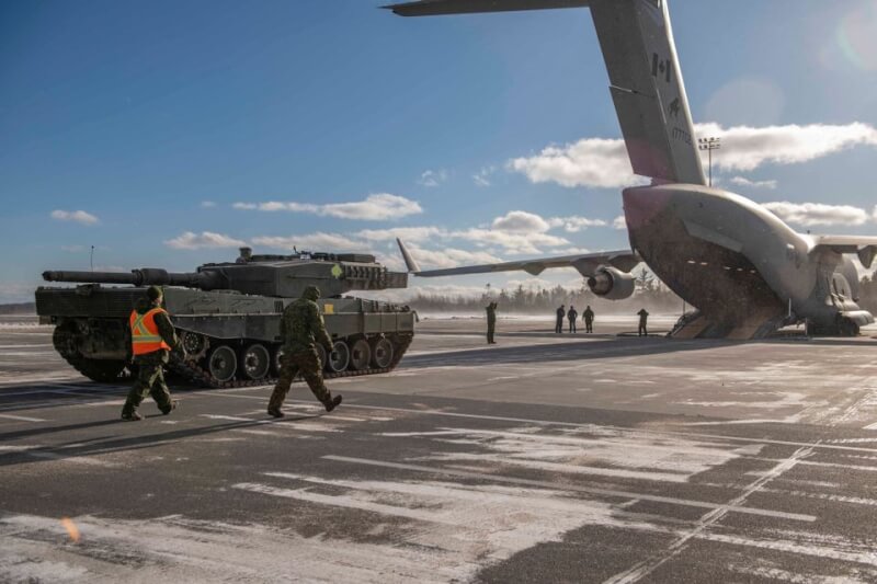 圖為3日一輛豹2 A4型戰車裝載到加拿大皇家空軍飛機上，作為援助烏克蘭的一部分被派往海外。（路透社）