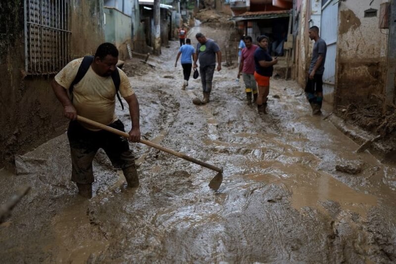 巴西聖保羅沿海地區遭豪雨侵襲，已57人死亡。圖為聖塞巴斯強市民眾23日清理家園。（路透社）