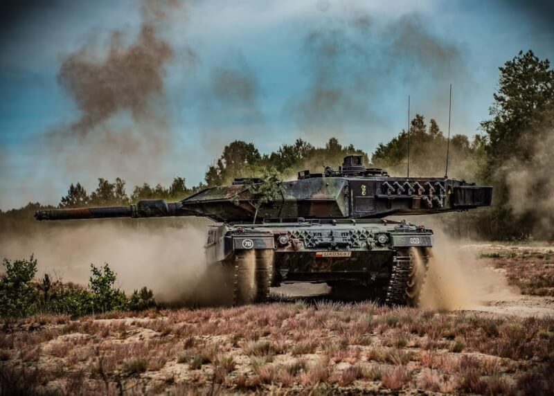 波蘭總理莫拉維茨奇宣布，波蘭已將首批4輛豹2式坦克送交烏克蘭。（圖取自facebook.com/1BPanc）