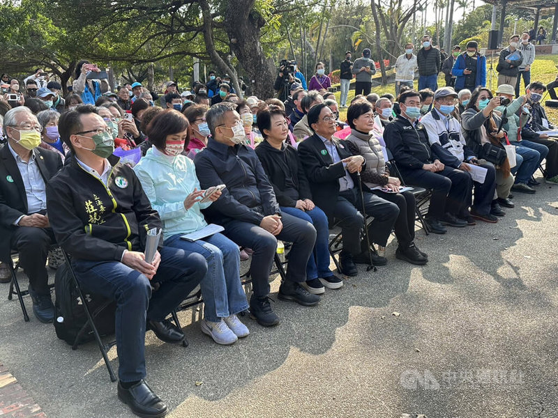 台中公義行動教會26日在台中公園更樓前舉辦228追思禮拜，台中市長盧秀燕（前左4）、立法院副院長蔡其昌（前左3）、前總統陳水扁（前左5）以及多名立委出席與會。中央社記者趙麗妍攝  112年2月26日