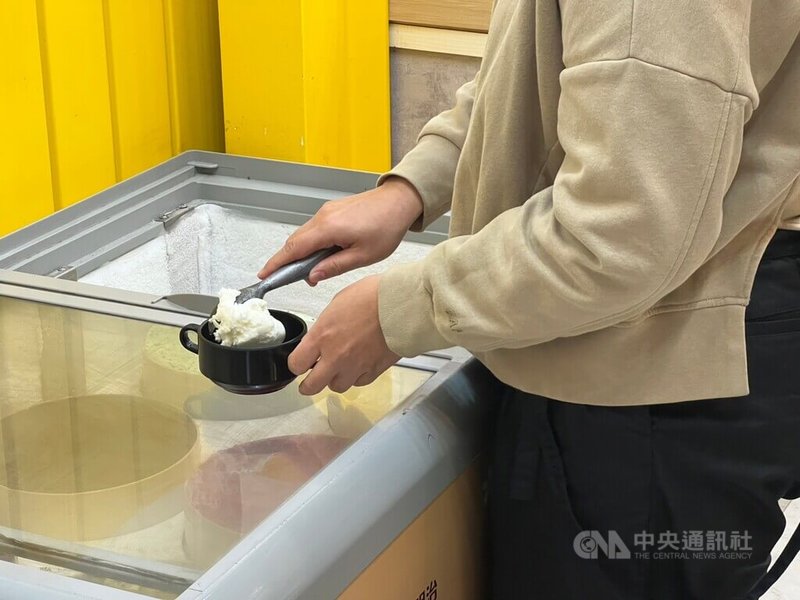台中市一家牛排館控訴，日前一團韓國高中生棒球隊到店裡用餐，其中1人挖冰淇淋時疑似以公用冰勺對嘴吃，店家已立即將所有冰品、用具撤換。中央社記者趙麗妍攝 112年2月26日