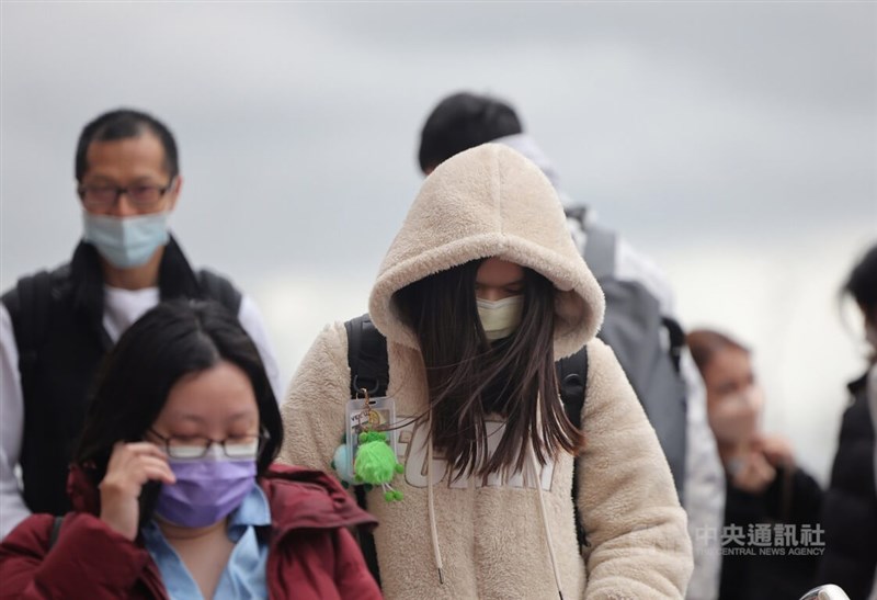 強烈大陸冷氣團影響，26日中部以北及宜花整天寒冷，嘉義以北及宜蘭低溫11、12度，其他13到15度。圖為台北市中正區下午行人。（中央社檔案照片）