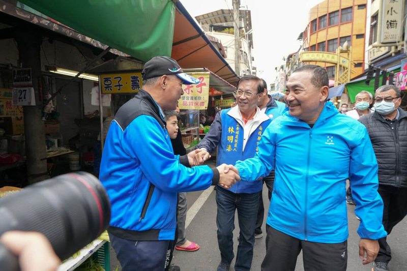 南投縣第2選區立委補選將投票，新北市長侯友宜（前右）26日陪同國民黨候選人林明溱（中）掃街拜票。（林明溱競選總部提供）中央社記者吳哲豪傳真  112年2月26日