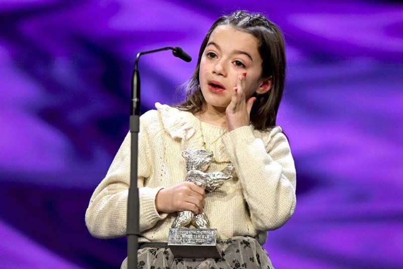 年僅8歲的西班牙童星蘇菲亞奧蒂羅（Sofía Otero）以作品「兩萬種蜜蜂」勇奪銀熊獎最佳主演，刷新柏林影展最年輕得主紀錄。（海鵬影業提供）中央社記者葉冠吟傳真 112年2月26日