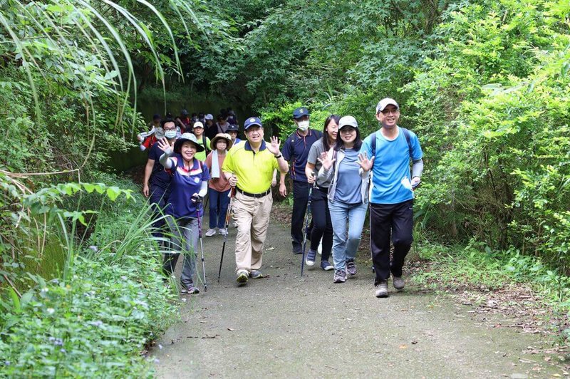 新竹縣政府衛生局為鼓勵民眾多運動，祭出總價值新台幣12萬元的商品禮券，在3至7月活動期間，運動達標者即可參加抽獎。圖為新竹縣長楊文科（前左2）與民眾一起登山健走。（新竹縣政府提供）中央社記者魯鋼駿傳真  112年2月26日