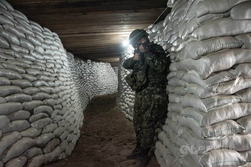 圖為去年漢光演習教召後備軍人、動員機具在新北市八里淡江大橋下興建「戰壕系統」，地下戰壕內可供國軍備戰休憩。（中央社檔案照片）