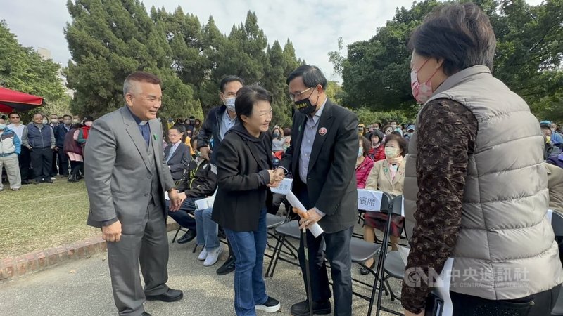 台中公義行動教會26日在台中公園更樓前舉辦228追思禮拜，台中市長盧秀燕（前左2）與前總統陳水扁（前右2）打招呼。中央社記者趙麗妍攝  112年2月26日