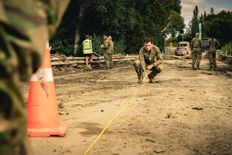 圖為紐西蘭軍方協助北島災後道路復原。（圖取自facebook.com/NZDefenceForce）