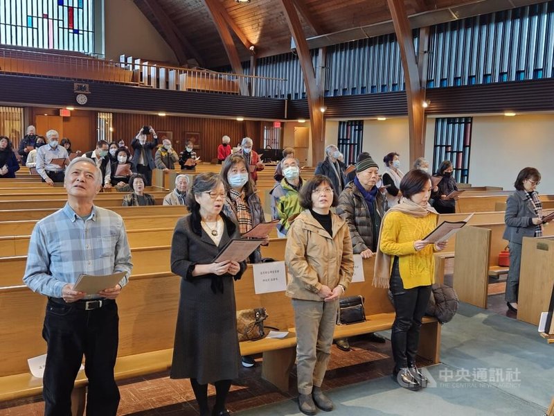 參與大溫哥華228紀念會上的民眾，哼唱著詩歌，表達心中對歷史受難者的無限追思。中央社記者程愛芬溫哥華攝  112年2月27日