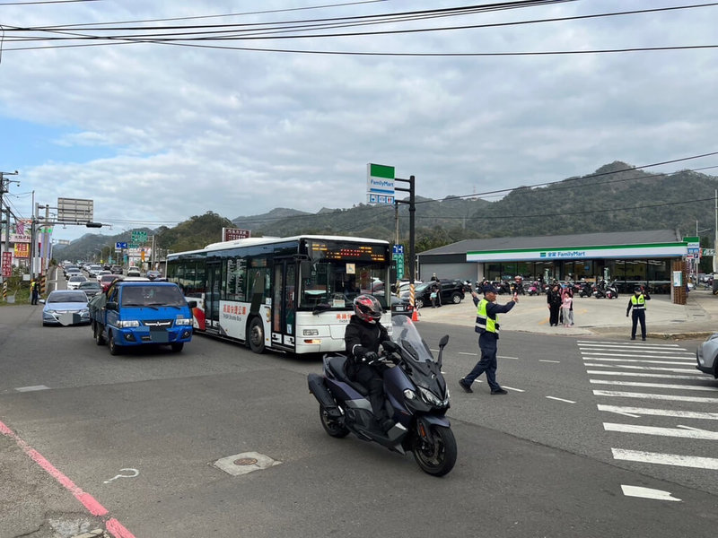 苗栗縣大湖鄉正值草莓結果期，吸引不少遊客前往採草莓，苗栗縣警察局27日表示，228連假期間大批車流湧入大湖和三灣地區，已在重要路口管制疏導車流。（警方提供）中央社記者郭宣彣傳真  112年2月27日