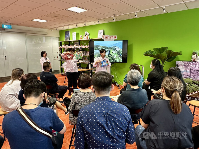 台灣休閒農業發展協會27日在觀光局駐新加坡辦事處舉辦說明會，向當地旅遊業者介紹花卉旅行、漁業旅行與農村廚房等農遊主題。中央社記者侯姿瑩新加坡攝  112年2月27日