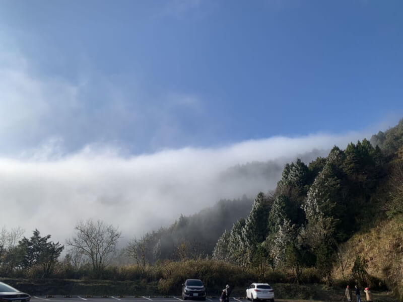 太平山國家森林遊樂區見晴懷古步道附近27日上午8時轉晴，一眼望去大片雲海及雲瀑湧現，籠罩太平山莊。（太平山國家森林遊樂區提供）中央社記者王朝鈺傳真 112年2月27日