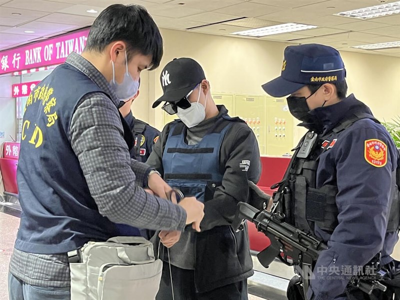 圖為台南學甲槍擊案槍手孔祥志（右2）25日被押解返台。（中央社檔案照片）