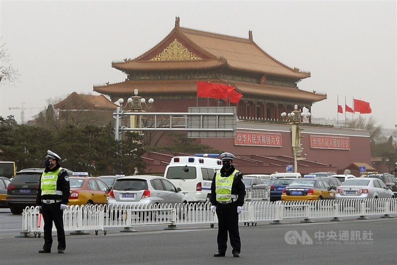 圖為北京天安門廣場前執勤公安。（中央社檔案照片）