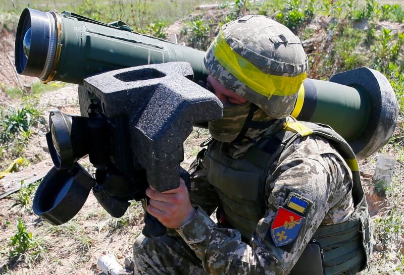圖為烏克蘭士兵2021年5月26日在軍事演習中手持標槍飛彈。（路透社）