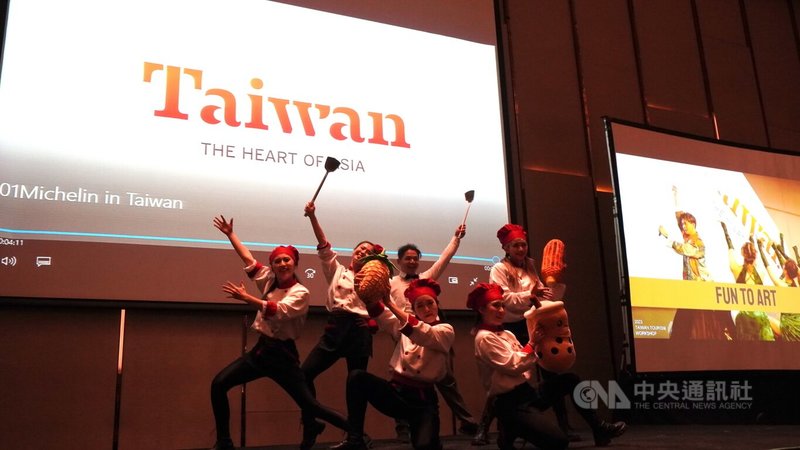台灣代表團27日在印尼雅加達舉行台灣觀光推廣會，活動安排充滿台灣味的舞蹈表演。中央社記者李宗憲雅加達攝  112年2月27日