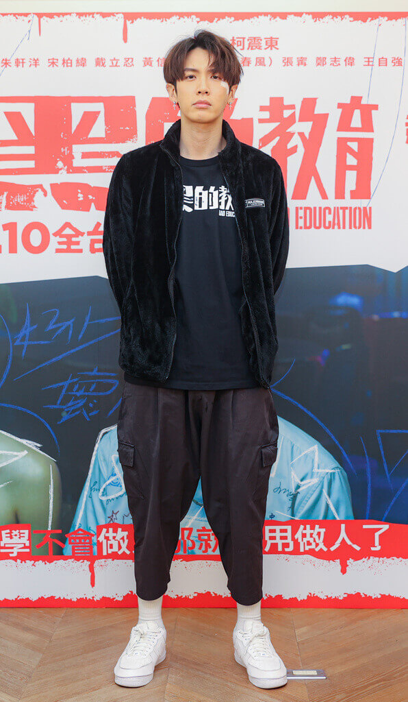 演員柯震東首部執導的劇情長片「黑的教育」即將在台上映，柯震東27日接受媒體聯訪。中央社記者鄭清元攝 112年2月27日