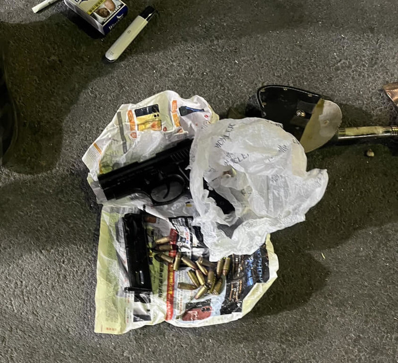 海軍陸戰隊陸戰99旅徐姓士兵與鄧姓友在網路散布販售槍枝訊息，遭屏東枋寮警方盯上，員警佯裝買家聯繫欲購買槍枝進行偵查，25日緝捕徐嫌及鄧嫌2人，並查扣槍枝及子彈。（警方提供）中央社記者李卉婷傳真 112年2月27日