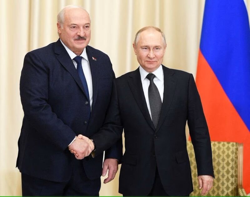 圖為俄羅斯總統蒲亭（右）17日在新奧加廖沃官邸會見白俄羅斯總統魯卡申柯。（Sputnik/Vladimir Astapkovich/Kremlin via 路透社）