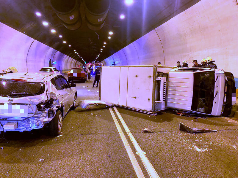 國道3號北向34.5公里中和隧道內，28日上午發生追撞車禍，一輛小貨車疑因未保持安全距離，追撞前方轎車，並往前推撞另車，事故共造成1名駕駛輕傷。（民眾提供）中央社記者黃旭昇新北市傳真  112年2月28日