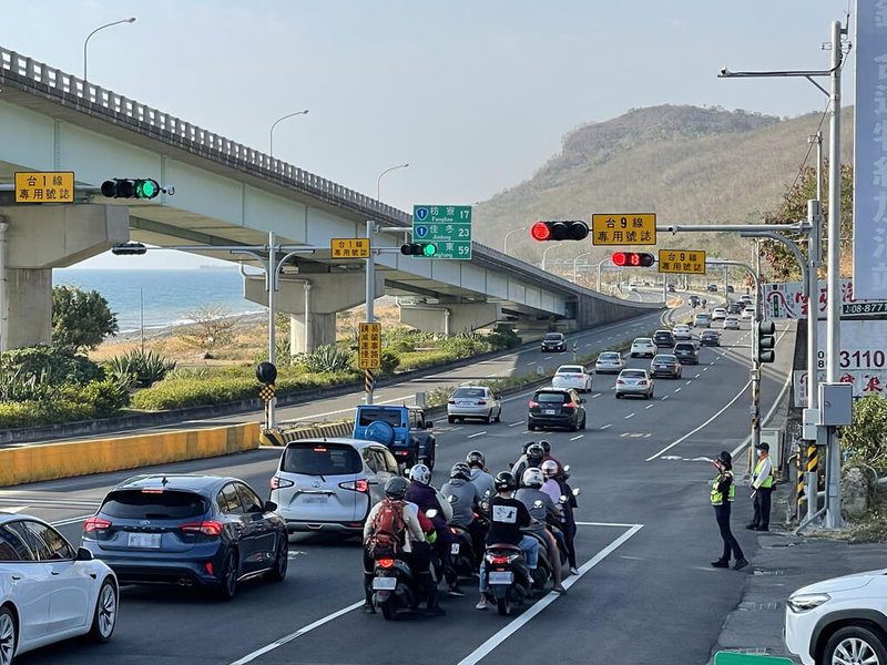 228連假最後一天，往返台東、墾丁必經的屏鵝公路下午陸續湧現北返車潮，但未出現塞車情況，目前可以正常速限60至70公里行駛；警方將視車流量適時調撥車道因應。（警方提供）中央社記者李卉婷傳真  112年2月28日