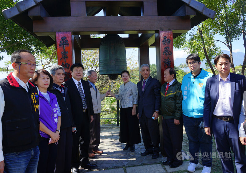 花蓮縣228關懷協會28日在和平廣場舉行228追思音樂會，倖存者、遺族家屬齊聚，高齡98歲的受難者廖丙盛（左5）、縣長徐榛蔚（右5）等人共同敲響和平鐘。中央社記者張祈攝  112年2月28日