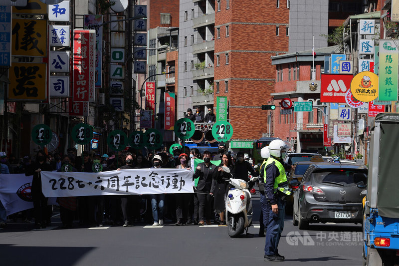 228事件76週年，鄭南榕基金會等多個民間團體28日上午走上台北街頭展開紀念行動，警察在馬路中央維持交通秩序。中央社記者趙世勳攝 112年2月28日