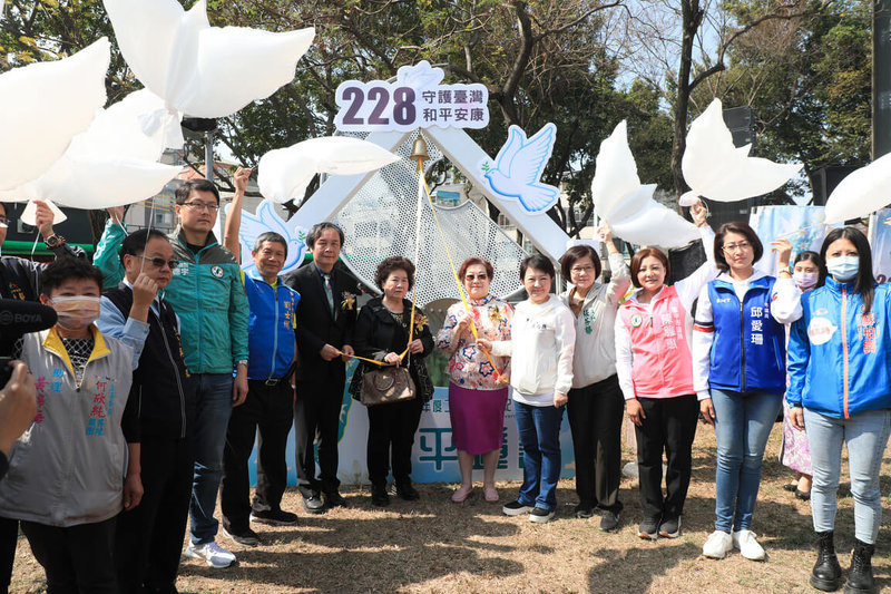 台中市政府28日在大里區國光公園228紀念碑前舉辦和平紀念追思會，由市長盧秀燕（前右5）帶領民眾默哀，並敲響和平鐘。（台中市政府提供）中央社記者郝雪卿傳真  112年2月28日