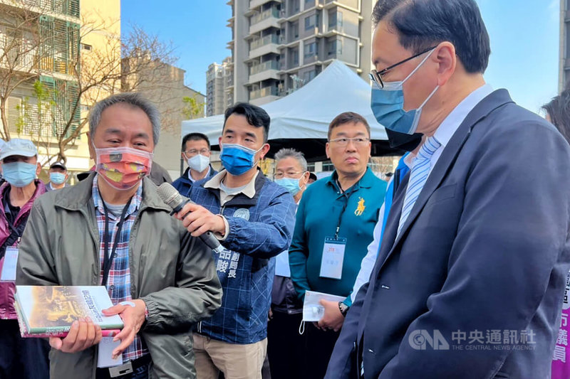 桃園市民政局今年在228追思活動會場設置和平大道，同時展出由二二八事件紀念基金會提供、有關桃園的歷史照片及相關資料，並邀請口述歷史研究者陳銘城（前左）導覽解說，桃園市長張善政（右）也在場聆聽。中央社記者吳睿騏桃園攝  112年2月28日