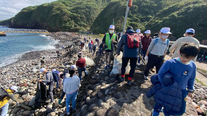 宜蘭縣龜山島3月1日起開放遊客登島，交通部觀光局東北角暨宜蘭海岸國家風景區管理處28日舉辦「龜山島淨灘活動」，共清出2840公斤垃圾，希望提升民眾愛護海洋意識外，同時呼籲民眾愛護海洋。（東北角暨宜蘭海岸國家風景區管理處提供）中央社記者王朝鈺傳真  112年2月28日