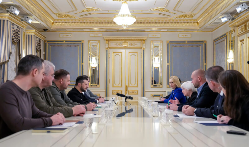美國財政部長葉倫（右排前4）27日突訪烏克蘭首都基輔，會見烏克蘭總統澤倫斯基（左排前4）。（圖取自twitter.com/SecYellen）
